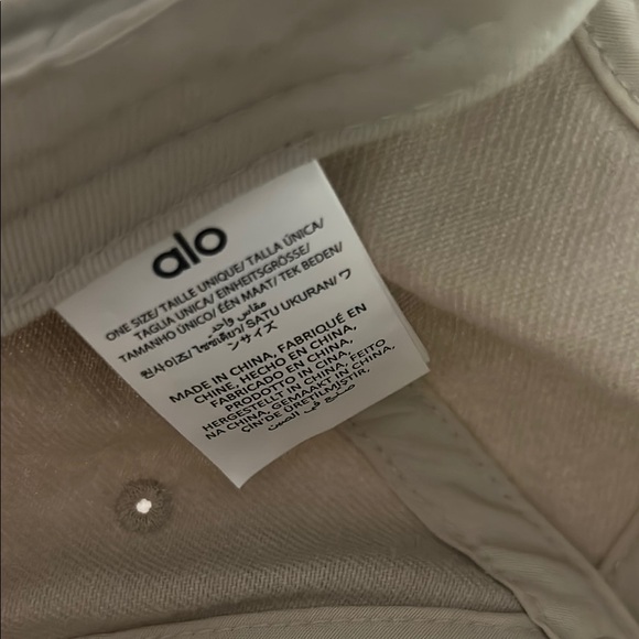 ALO Yoga Cream Cap - Picture 2 of 5